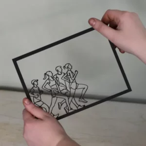 Transparant houten lijstje met stijlvolle lijntekening van een groep hardlopers