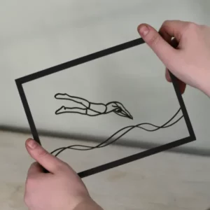 Transparant houten lijstje met elegante lijntekening van een zwemmer