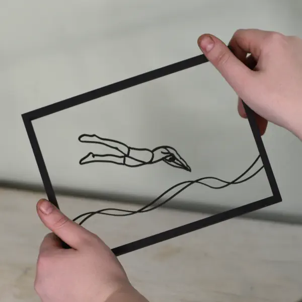 Transparant houten lijstje met elegante lijntekening van een zwemmer