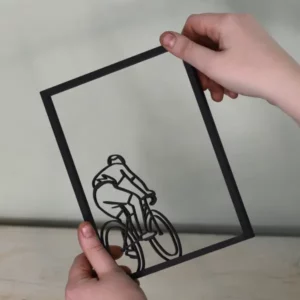 Transparant houten lijstje met elegante lijntekening van een wielrenner