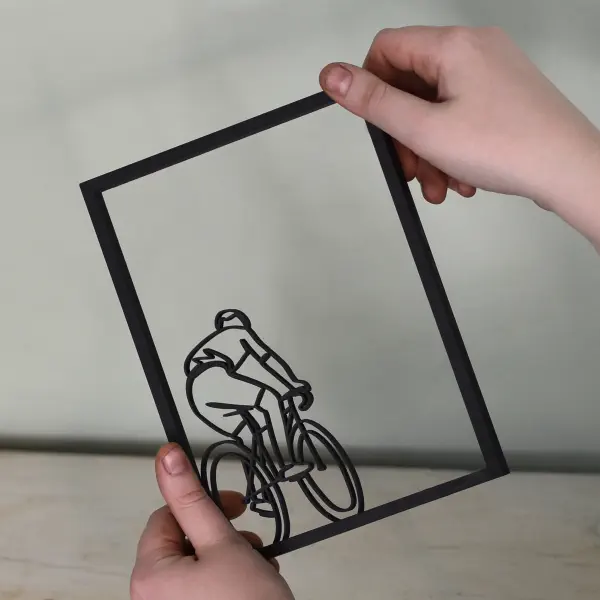 Transparant houten lijstje met elegante lijntekening van een wielrenner