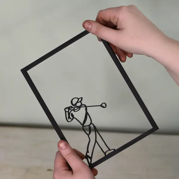 Transparant houten lijstje met stijlvolle lijntekening van een golfer