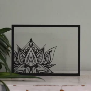Houten floating frame met minimalistische lijntekening van een lotusbloem op water
