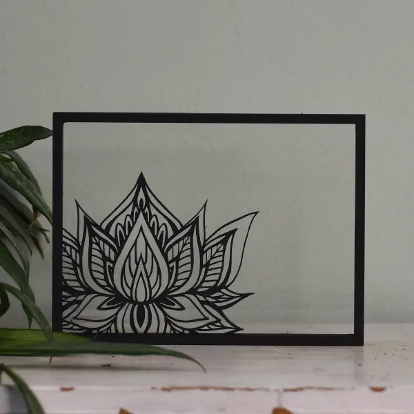 Houten floating frame met minimalistische lijntekening van een lotusbloem op water