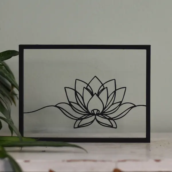 Houten floating frame met minimalistische lijntekening van een lotusbloem op water