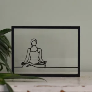 Stijlvolle woondecoratie: floating frame met minimalistische yoga illustratie