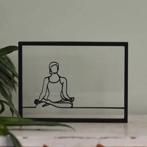 Stijlvolle woondecoratie: floating frame met minimalistische yoga illustratie