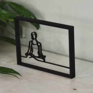 Uniek houten kunstwerk met een meditatieve figuur – perfect voor een zen interieur