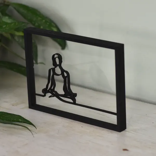 Uniek houten kunstwerk met een meditatieve figuur – perfect voor een zen interieur