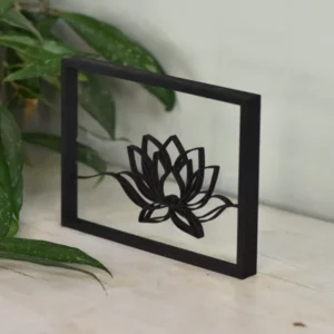 Uniek houten kunstwerk met een lotus en vloeiende lijnen – harmonieus interieuraccent
