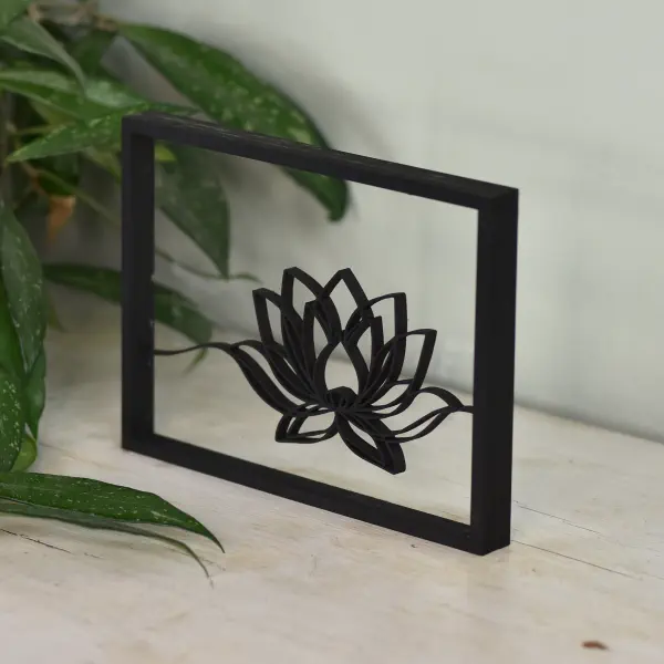 Uniek houten kunstwerk met een lotus en vloeiende lijnen – harmonieus interieuraccent