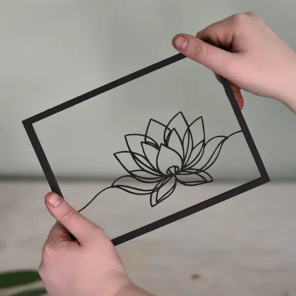 Transparant houten lijstje met sierlijke lijntekening van een lotus