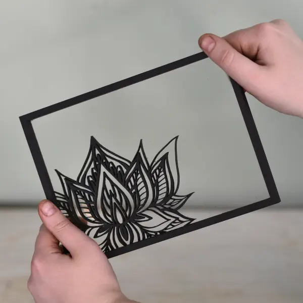 Transparant houten lijstje met sierlijke lijntekening van een lotus