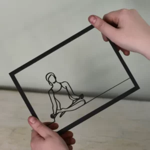 Transparant houten lijstje met een rustgevende meditatiehouding