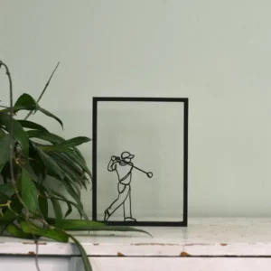 Houten floating frame met minimalistische lijntekening van een golfer