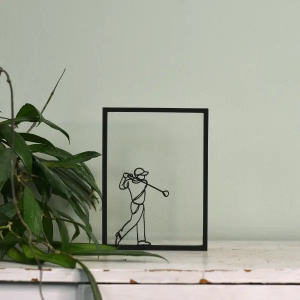 Houten floating frame met minimalistische lijntekening van een golfer