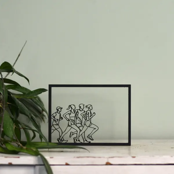 Houten floating frame met minimalistische lijntekening van hardlopers