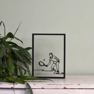 Houten floating frame met minimalistische lijntekening van een tennisser