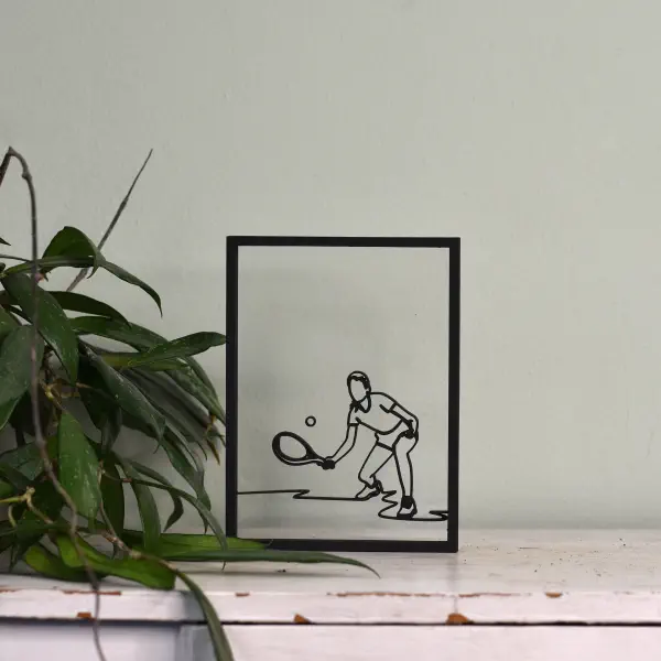 Houten floating frame met minimalistische lijntekening van een tennisser