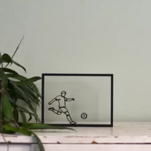 Houten floating frame met minimalistische lijntekening van een voetballer