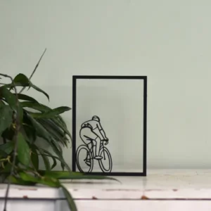 Houten floating frame met lijntekening van een fietser – minimalistische woondecoratie