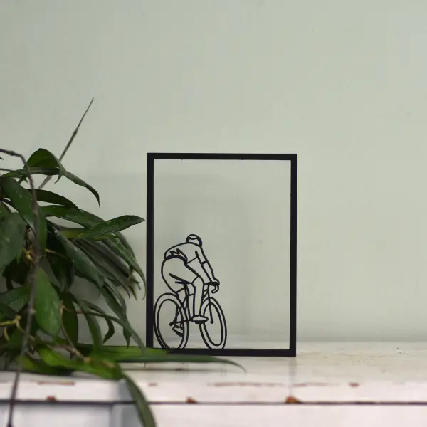 Houten floating frame met lijntekening van een fietser – minimalistische woondecoratie