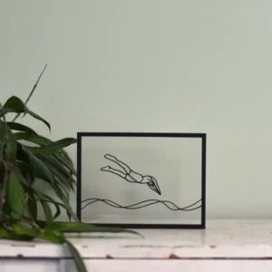 Houten floating frame met lijntekening van een zwemmer – minimalistische woondecoratie