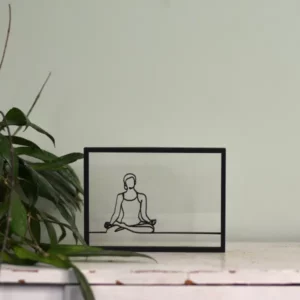 Houten floating frame met lijntekening van een mediterende vrouw