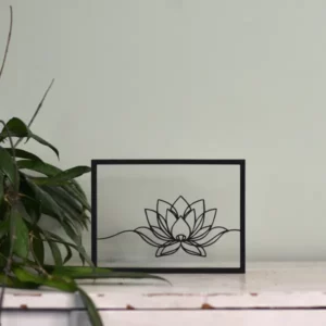 Houten floating frame met minimalistische lijntekening van een lotusbloem op water