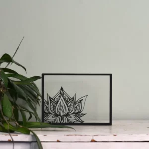 "Houten floating frame met gedetailleerde lijntekening van een mandala-bloem