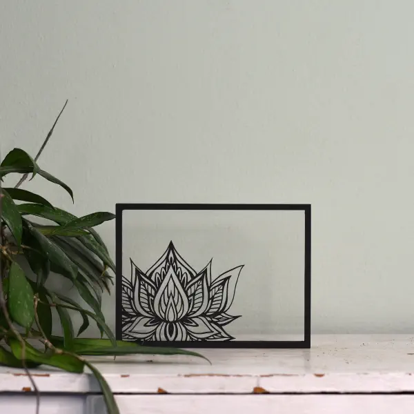 "Houten floating frame met gedetailleerde lijntekening van een mandala-bloem