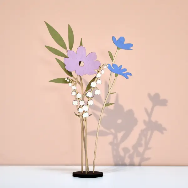 Alternatief voor verse bloemen – houten bloemen set van 4 op zwarte voet