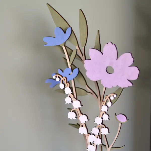 Detail van handgemaakte houten bloem met subtiele kleuraccenten