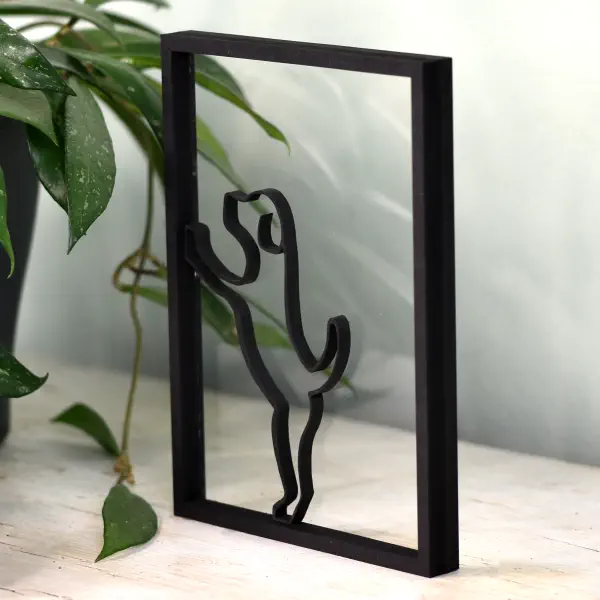 Kunstzinnig houten frame met vrolijke viervoeter – speelse hond