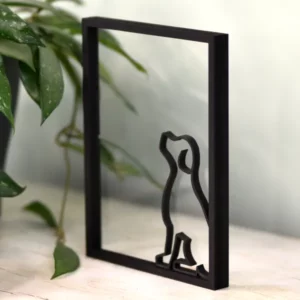 Zittende viervoeter in transparant houten frame – stijlvolle hondenkunst