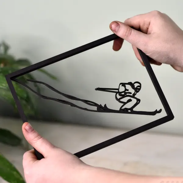 Transparant houten lijstje met skiër in volle vaart