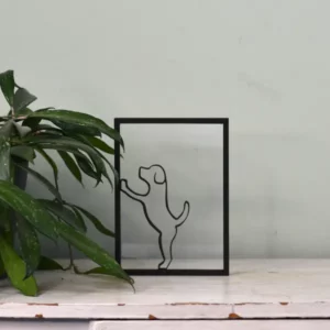 Houten floating frame met lijntekening van een staande hond – Speelse Hond