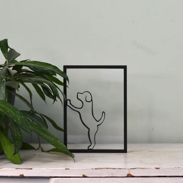Houten floating frame met lijntekening van een staande hond – Speelse Hond