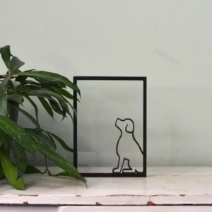 Houten floating frame met lijntekening van een zittende hond – Trouwe Hond