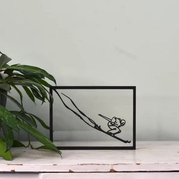 Houten floating frame met minimalistische lijntekening van een skiër